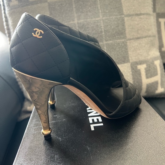 Chanel Logo Black Quilted Matelasse Leather Peep Toe Dorsay Gold High size 39 - Picture 4 of 5